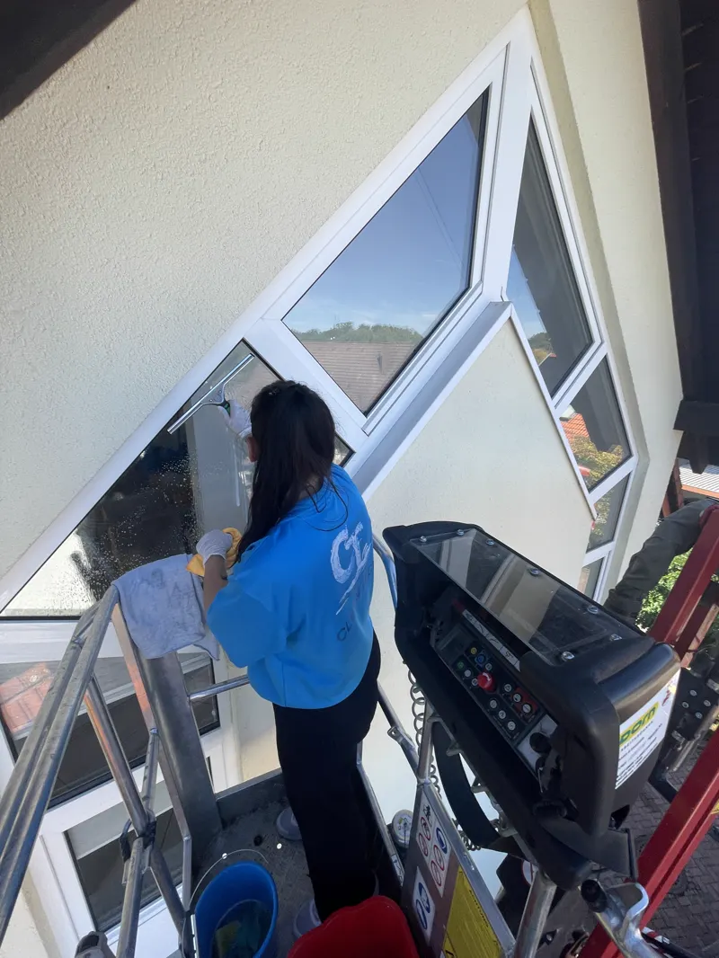 Clean-Tech-Team reinigt hohe Fenster von der eigenen Hebebühne aus