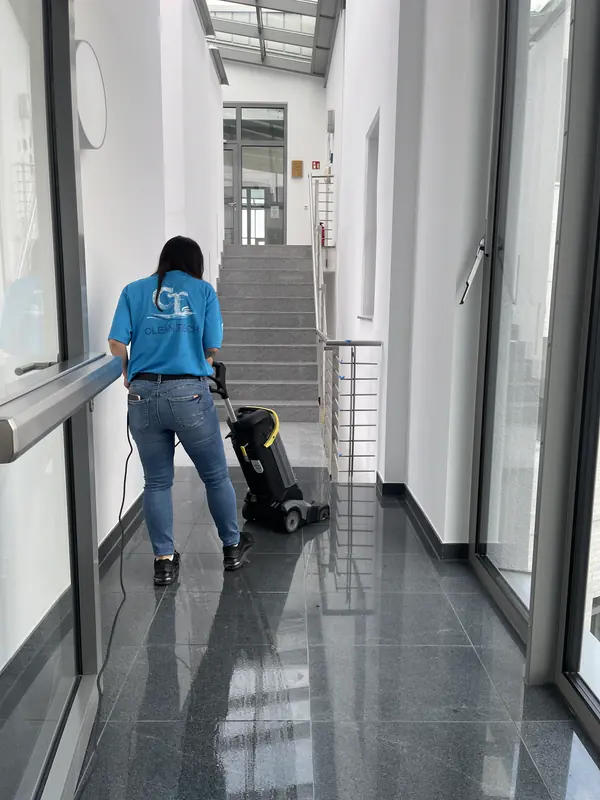 Gepflegtes Treppenhaus nach der Reinigung durch Clean Tech