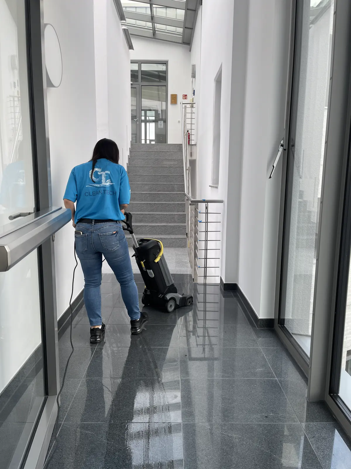 Unterhaltsreinigung eines Treppenhauses bei einem Gewerbekunden